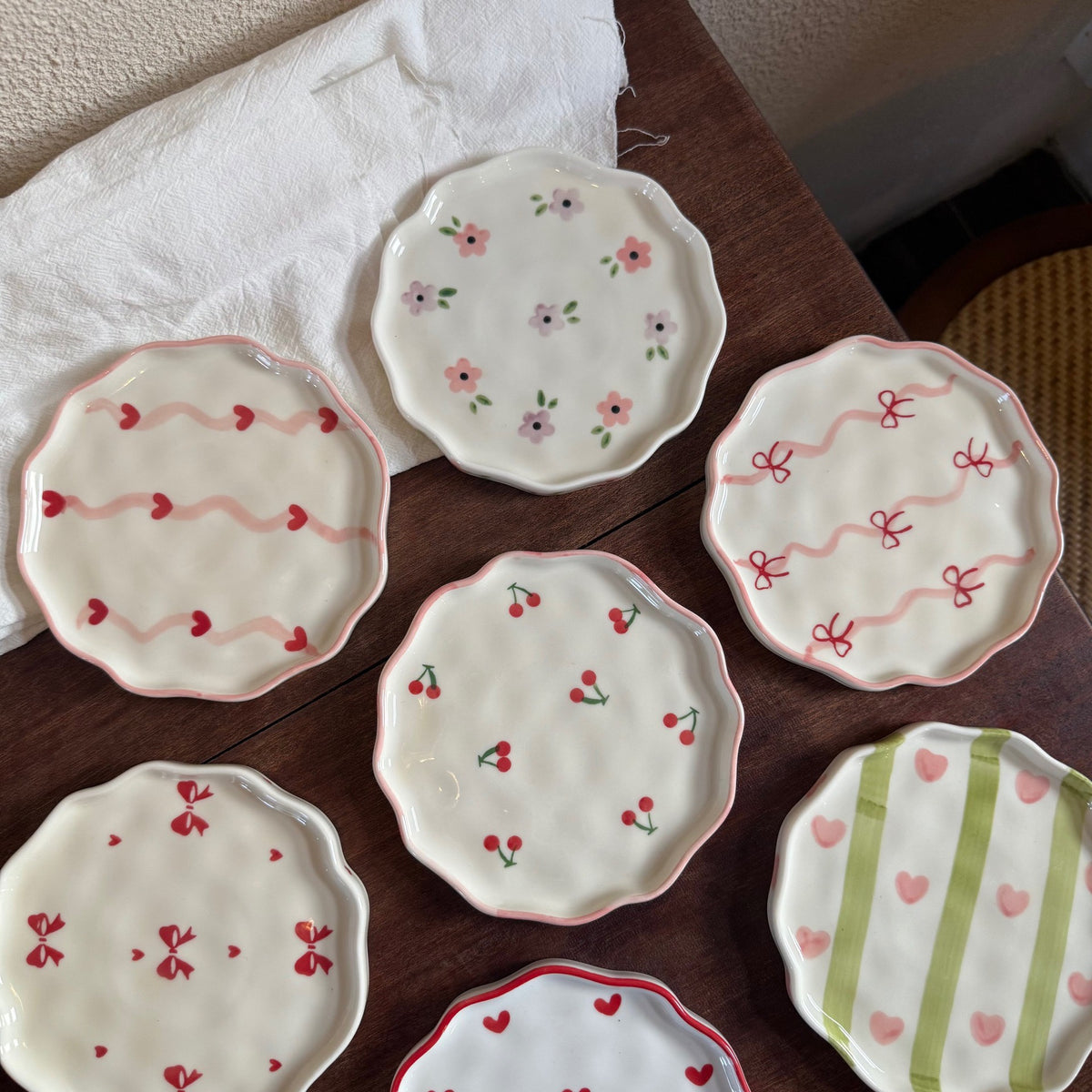 Bord met bloemmotief