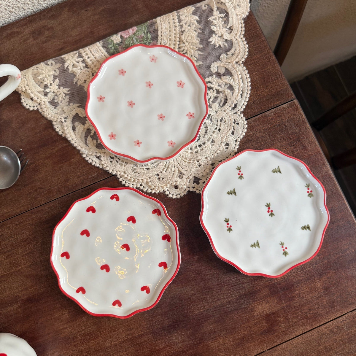 Bord met bloemmotief en rode rand