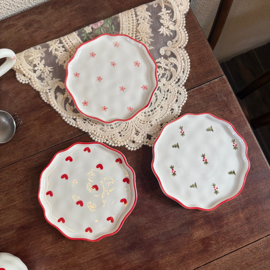 Bord met bloemmotief en rode rand